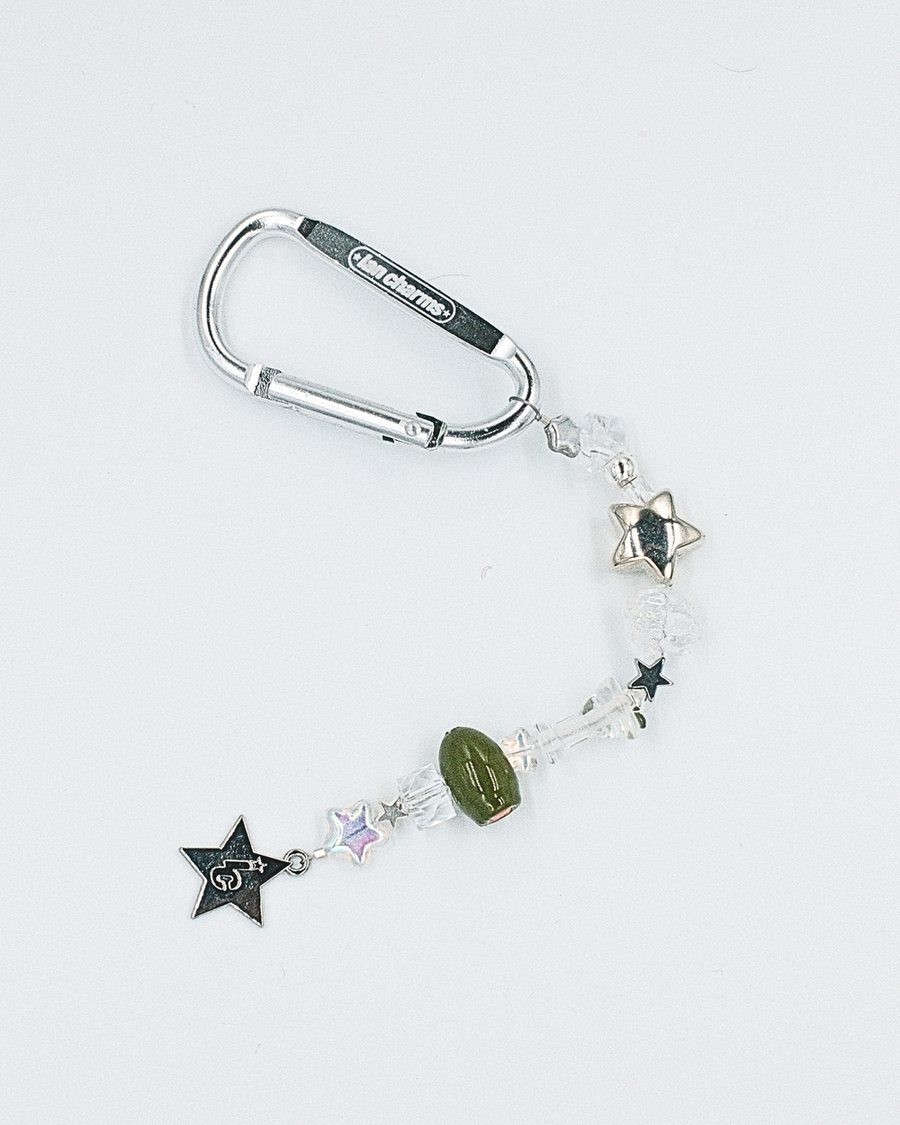 Silver engraved carabiner with clear star beads, a green olive bead and black star charm – the usual keychain by Ian Charms